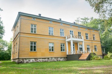 Kouvola, Finlandiya - 20 Eylül 2018: Güzel sarı eski binanın terk edilmiş Anjala manor. Bina 19. yüzyılın fırsatta inşa edilmiş ve 1837 Wrede ailesine ait.