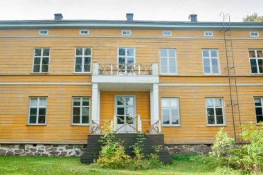Kouvola, Finlandiya - 20 Eylül 2018: Güzel sarı eski binanın terk edilmiş Anjala manor. Bina 19. yüzyılın fırsatta inşa edilmiş ve 1837 Wrede ailesine ait.