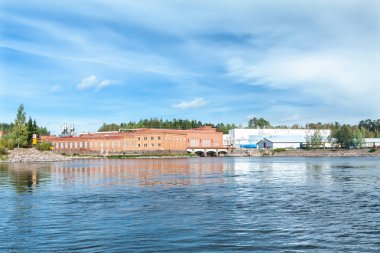 Kouvola, Finlandiya - 20 Eylül 2018: Hidroelektrik Santrali üretimi ve Ankkapurha sanayi Müzesi Kymijoki Irmak, Finlandiya.
