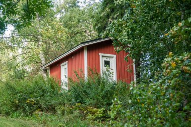 Kouvola, Finlandiya - 20 Eylül 2018: Güzel kırmızı eski ahşap evin Anjala bölge manor