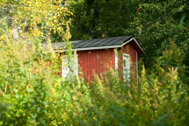 Kouvola, Finlandiya - 20 Eylül 2018: Güzel kırmızı eski ahşap evin Anjala bölge manor