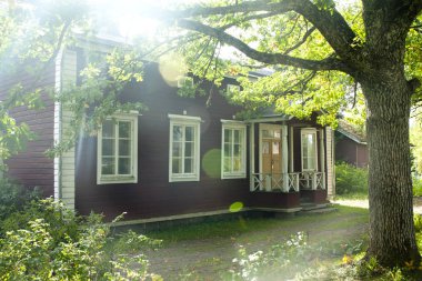 Kouvola, Finlandiya - 20 Eylül 2018: Güzel kırmızı eski ahşap ev ve büyük ağaç Anjala bölge manor üzerinde