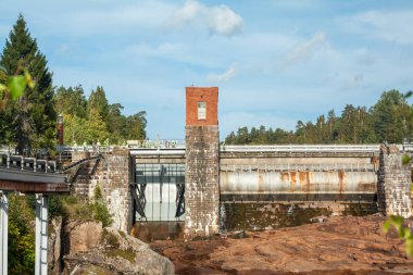 Kouvola, Finlandiya - 20 Eylül 2018: Hidroelektrik Santrali üretimi ve Ankkapurha sanayi Müzesi Kymijoki Irmak, Finlandiya.
