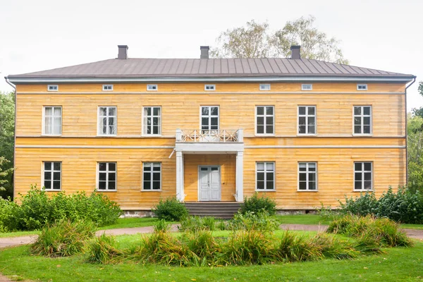 Kouvola Finlandia Września 2018 Piękny Żółty Stary Budynek Opuszczony Dwór — Zdjęcie stockowe