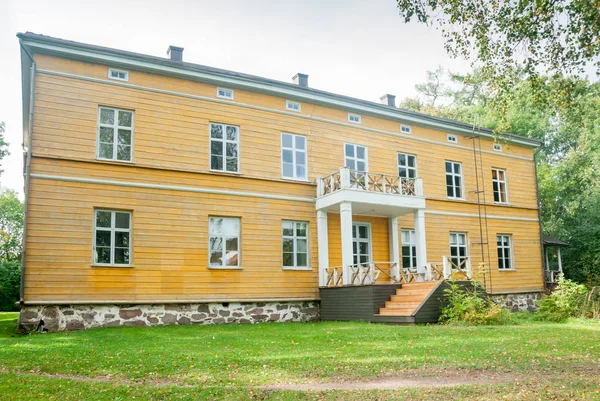 Kouvola, Finlandiya - 20 Eylül 2018: Güzel sarı eski binanın terk edilmiş Anjala manor. Bina 19. yüzyılın fırsatta inşa edilmiş ve 1837 Wrede ailesine ait.