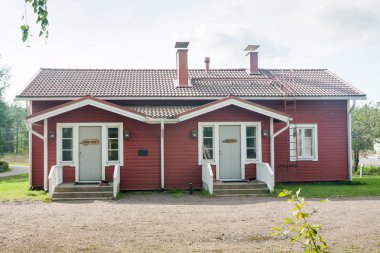 Kouvola, Finlandiya - 20 Eylül 2018: Güzel kırmızı eski ahşap evin Anjala bölge manor