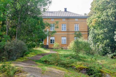 Kouvola, Finlandiya - 20 Eylül 2018: Güzel sarı eski binanın terk edilmiş Anjala manor. Bina 19. yüzyılın fırsatta inşa edilmiş ve 1837 Wrede ailesine ait.