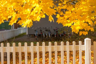 Bisiklet, beyaz çit ve Finlandiya'da sonbahar renkleri ile güzel renkli bir sonbahar manzara