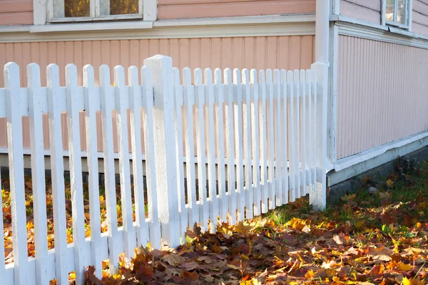 Hermosa Escena Otoño Colorido Con Valla Blanca Colores Otoño Finlandia — Foto de Stock