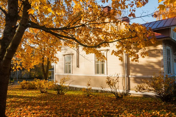 Herfst Landschap Houten Huis Onder Gele Herfst Bomen Blad Bedekt — Stockfoto