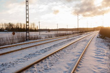 Kış sabahı Kouvola, Finlandiya için karlı demiryolu manzaraya.