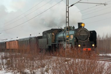 Eski retro buhar tren kış sabahı Finlandiya.