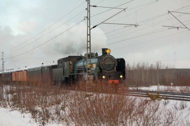 Eski retro buhar tren kış sabahı Finlandiya.