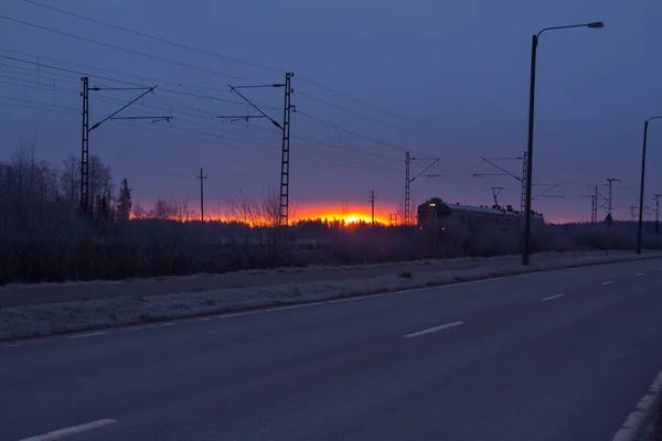 芬兰美丽日出时的早班火车 — 图库照片