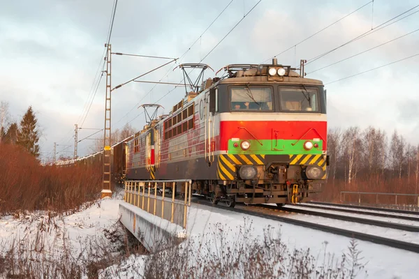 Nákladní Vlak Zimním Dopoledni Finsku — Stock fotografie