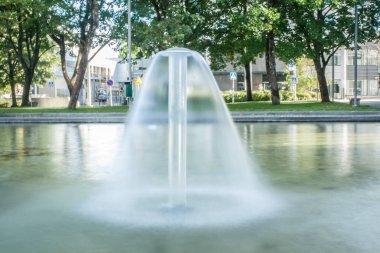Bir yaz gününde Kouvola, Finlandiya için koni şeklinde çeşme kadeh uzun pozlama.