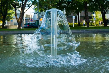 Bir yaz gününde Kouvola, Finlandiya için koni şeklinde bir çeşme fotoğrafı kısa maruz kalma.