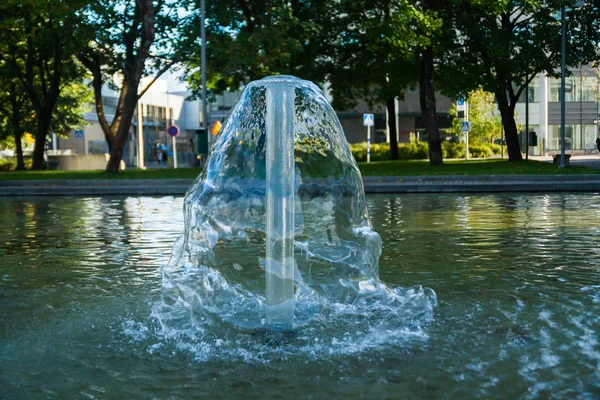 Bir yaz gününde Kouvola, Finlandiya için koni şeklinde bir çeşme fotoğrafı kısa maruz kalma.