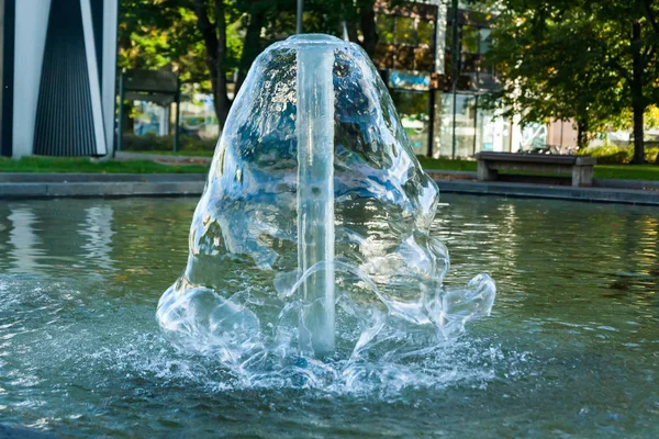 Bir yaz gününde Kouvola, Finlandiya için koni şeklinde bir çeşme fotoğrafı kısa maruz kalma.