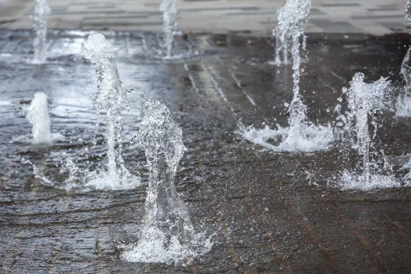 Bir yaz gününde Kouvola, Finlandiya için birkaç küçük çeşmeler kısa pozlama fotoğraf.