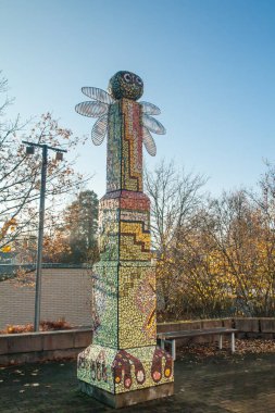 Kouvola, Finlandiya - 15 Ekim 2018: Güzel mozaik heykel eski rustik Müzesi ilçe, Kouvola - Kaunisnurmi.