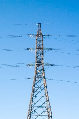 Yüksek voltajlı güç hattı kule sonbahar gökyüzü arka planda Finlandiya.