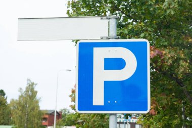 Gökyüzü ve ağaçlar arka plan üzerinde parkta Park işareti.