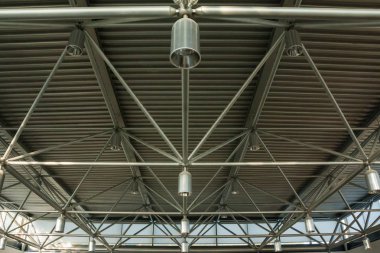 Bir close-up bir tavan ile fener ve bir alışveriş merkezi metal kirişler. Bir arka plan olarak demir Yapı İnşaat iç görünümü. Endüstri kavramı.