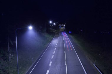 Uzun pozlama fotoğraf bulanık izleri Finlandiya, üstten görünüm gece arabalarından olan trafik.