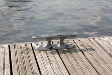 Ahşap iskele Finlandiya'da Nehri üzerindeki kancaya yaz güneşli gün demirleme.