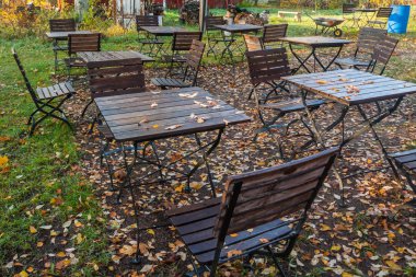 Güzel sonbahar park - eski açık kafe ıslak tablolar ve renkli yeşillik ile sandalyeler.