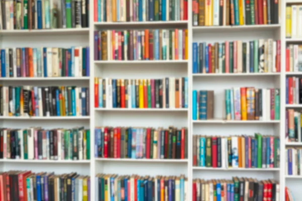 Verschwommenes Bild Von Buntem Bücherregal Second Hand Laden — Stockfoto