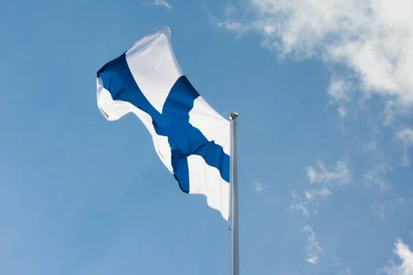 Nationale Vlag Van Finland Pole Position Wind Blauwe Lucht Wolken — Stockfoto