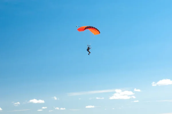 Parachutist Soar Colorful Parachutes Boundless Blue Sky Background White Fluffy — Stock Photo, Image