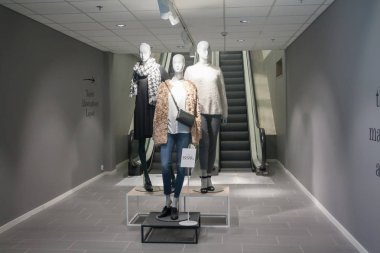 Kotka, Finlandiya - 27 Eylül 2018: Mankenler alışveriş merkezi Pasaati iç. Kasaba Finlandiya'nın Kymenlaakso bölgesinde bulunan.