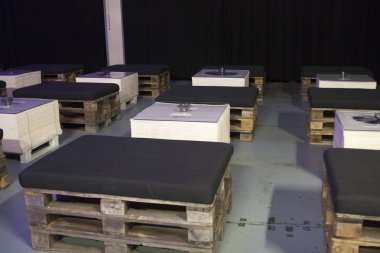 Kovola, Finlandiya - 2 Ekim 2018: Gece kulübü Pato Klubi iç. Koltuklar euro palet yapılır.