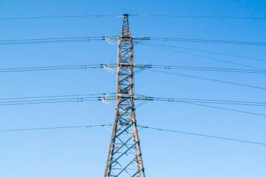 Yüksek voltajlı güç hattı kule sonbahar gökyüzü arka planda Finlandiya.