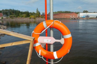 Hayat-göle ahşap iskele üzerinde halka şamandıra.