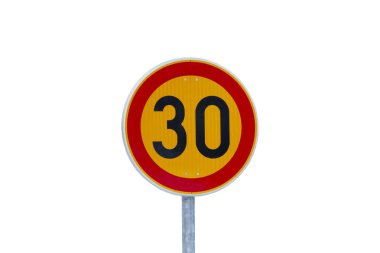 Hız sınırı 30 kilometre başına saat yol işaret beyaz arka plan üzerinde izole kutup.
