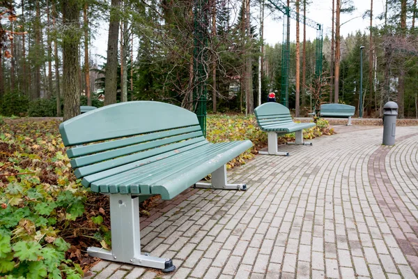 핀란드에서가 공원에 빈 벤치. — 스톡 사진