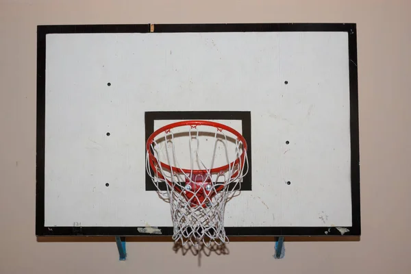 Dirty staré basketbal opěradlo v tělocvičně. — Stock fotografie