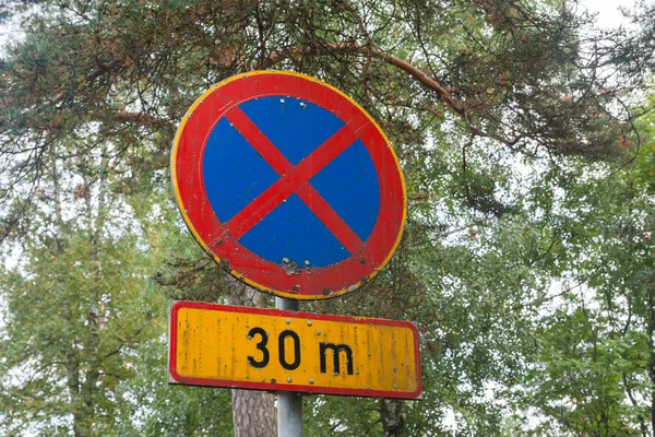 Kein Parken oder Halten 30 Meter Straßenschild in Finnland. — Stockfoto