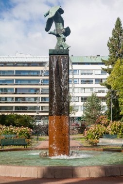 Kotka, Finlandiya - 27 Eylül 2018: Bir heykel çeşme Sibelius Park Kotkat. Kısa pozlama fotoğraf.