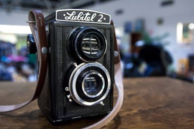Kouvola, Finlandiya - 1 Kasım 2018: Vintage ikiz objektifli fotoğraf makinesi Lubitel masada.