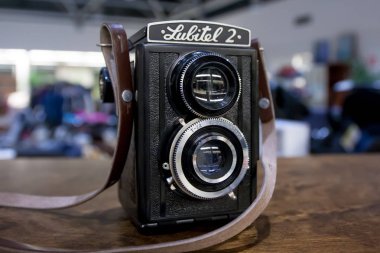 Kouvola, Finlandiya - 1 Kasım 2018: Vintage ikiz objektifli fotoğraf makinesi Lubitel masada.