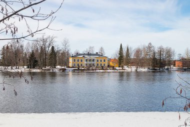 KOUVOLA, FINLAND - 21 Mart 2019: güzel ahşap Rabbelugn Köşkü - Takamaan Kartano. Wrede aile evi 1820 'de Kymijoki nehri kıyısında inşa edildi..