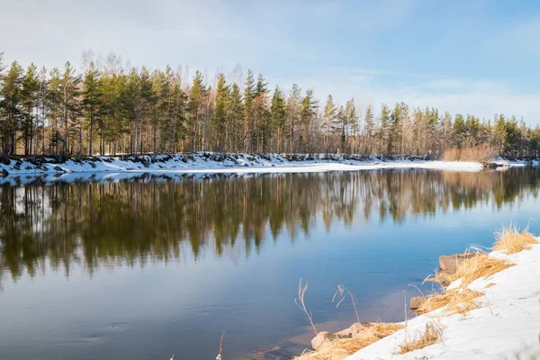 Paysage printanier sur la rivière Kymijoki, Kouvola, Finlande — Photo