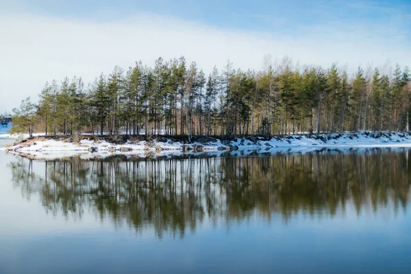 Весенний пейзаж на реке Кимийоки, Коувола, Финляндия — стоковое фото
