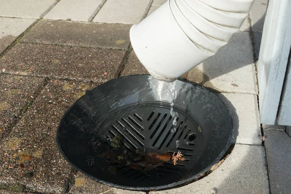 春水が金属雨樋から流れてください。. — ストック写真