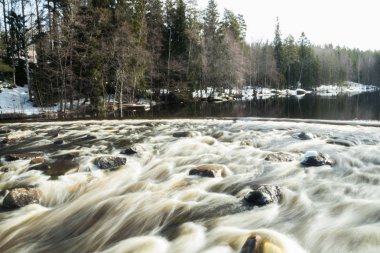 Uzun pozlama fotoğrafı. Jokelanjoki, Kouvola, Finlandiya 'da baraj ve eşiği
